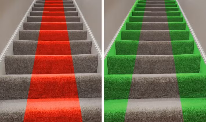 Một quy tắc khác mà các nhân viên làm việc cho Hoàng gia Anh phải tuân thủ là không được đi ở giữa tấm thảm. Theo đó, đội ngũ nhân viên chỉ được phép đi 2 bên phía ngoài tấm thảm trải sàn.