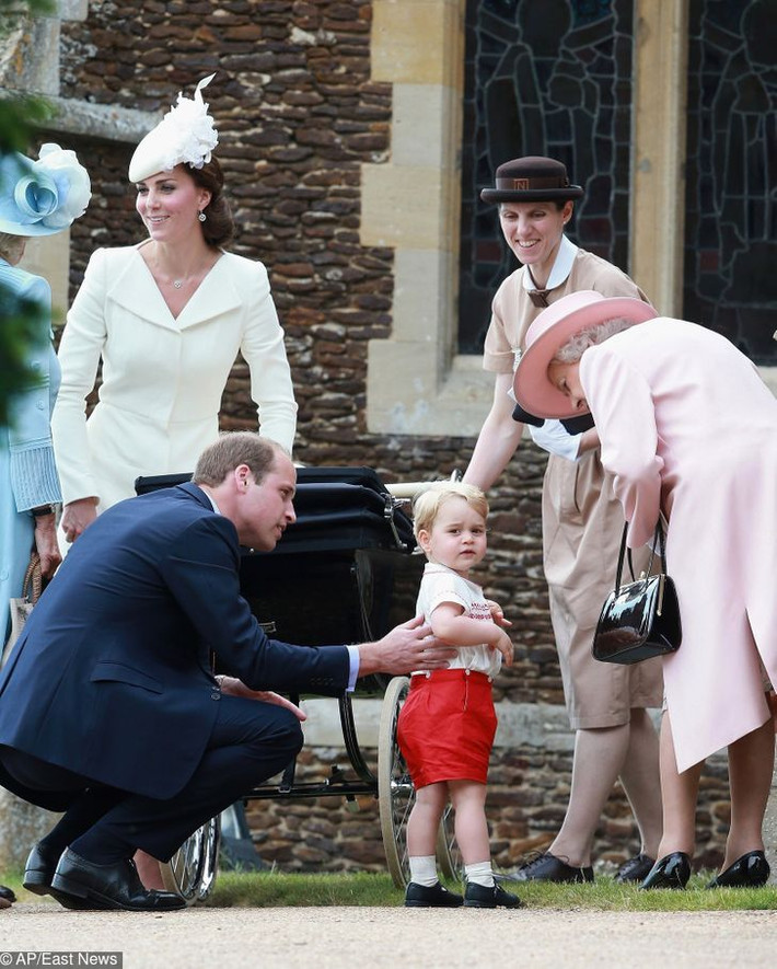 Bảo mẫu chăm sóc các tiểu hoàng tử, công chúa của hoàng gia Anh không chỉ chịu trách nhiệm chăm sóc mà còn đưa ra những đề xuất, ý tưởng nuôi dạy người thừa kế tương lai của Nữ hoàng.