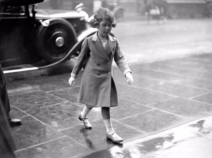 Công chúa Elizabeth sải bước đầy tự tin và đĩnh đạc toát lên phong thái của Nữ hoàng tương lai của Anh. Ảnh chụp tại London tháng 5/1932.