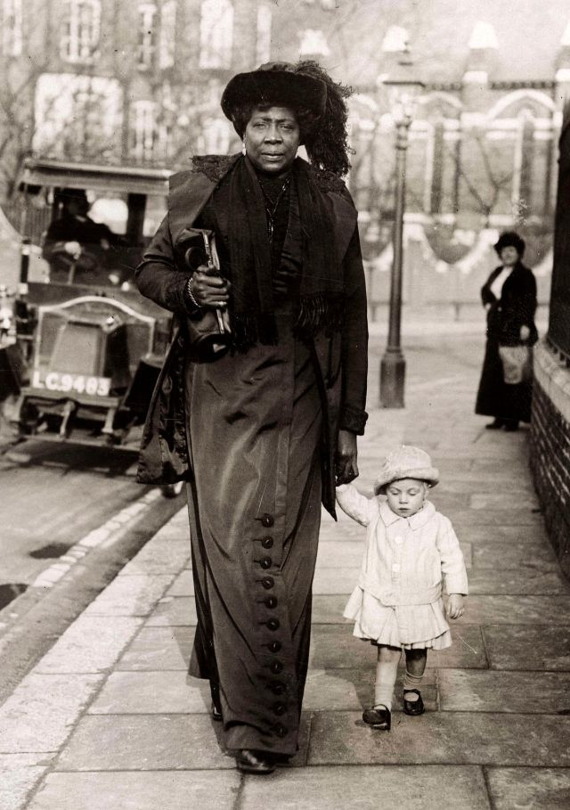 Cụ thể, Ella Williams gây chú ý với chiều cao khủng lên đến 2,28m. Theo một số tài liệu, người phụ nữ này sinh năm 1865 ở Nam Carolina, Mỹ.