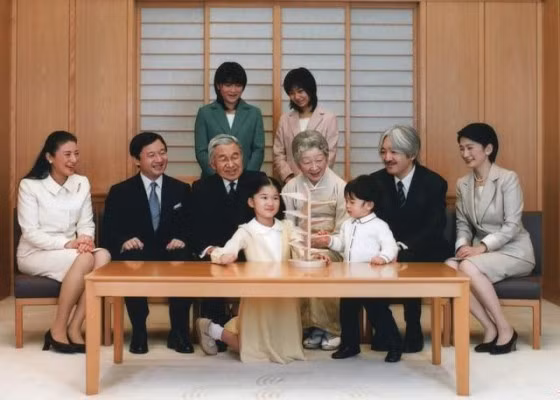 Cụ thể, trong văn hóa Nhật Bản, Thần Đạo vẫn là tín ngưỡng đóng vai trò quan trọng đối với người dân trong suốt nhiều thế kỷ, đặc biệt là hoàng gia Nhật Bản.