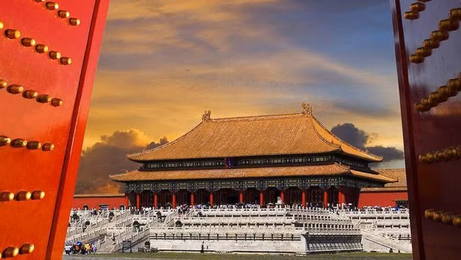 Tử Cấm Thành được xây dựng dưới thời Minh Thành Tổ Chu Đệ. Sau khi lên ngôi vua, ông hoàng này quyết định rời kinh đô từ Nam Kinh về Bắc Kinh.