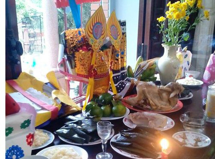 Gà luộc nguyên con bày vào 1 đĩa (Gà giò hoặc là trống thiến) hoặc là một cái chân giò lợn trước luộc, chân trái hay phải đều được; Rượu trắng 0,5 lít + Chén đựng rượu 3 cái; 10 lon bia + 6 lon nước ngọt bày ở hai bên ban thờ; 1 gói chè (1 lạng/gói); Một số bánh kẹo bày vào một đĩa to.