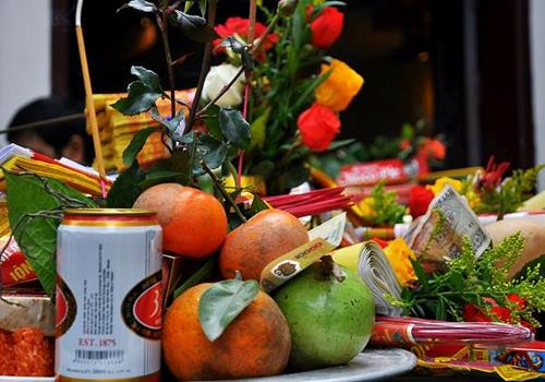 Các gia chủ cần chuẩn bị những thứ sau cho lễ tạ đất: Hương thơm; hoa tươi (hoa hồng đỏ) 10 bông chia ra hai lọ hai bên; Trầu 3 lá, Cau 3 quả cành dài đẹp; Trái cây 2 đĩa bày ở hai bên; Xôi trắng 2 đĩa to cũng bày hai bên.