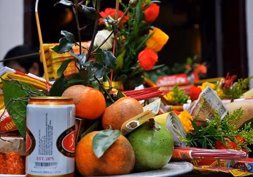 Các gia chủ cần chuẩn bị những thứ sau cho lễ tạ đất: Hương thơm; hoa tươi (hoa hồng đỏ) 10 bông chia ra hai lọ hai bên; Trầu 3 lá, Cau 3 quả cành dài đẹp; Trái cây 2 đĩa bày ở hai bên; Xôi trắng 2 đĩa to cũng bày hai bên.