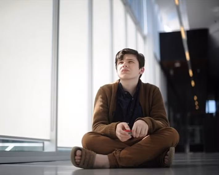 Là một thiên tài, ít ai có thể biết được rằng Barnett mắc hội chứng Aspergers (một dạng tự kỷ nhẹ). Dù vậy, căn bệnh này không cản trở quá trình chinh phục tri thức nhân loại.