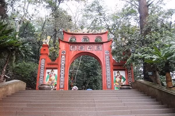 Theo sách "Đại Việt sử ký toàn thư", Phong Châu (Phú Thọ) là kinh đô đầu tiên của nước ta. Do ra đời cách đây hơn 2.000 năm, các cứ liệu lịch sử để lại rất ít, người ta vẫn chưa xác định được chính xác vị trí đặt kinh thành. Nhiều ý kiến cho rằng kinh đô thời này, nằm giữa thành phố Việt Trì ngày nay tới khu vực Đền Hùng thuộc huyện Lâm Thao, tỉnh Phú Thọ.