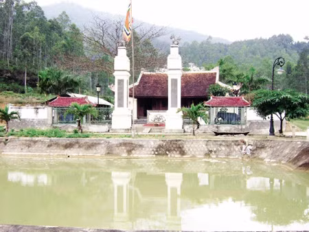 Theo "Dư địa chí Nghệ An", tỉnh này từng là nơi được 2 cha con Mai Hắc Đế, Mai Thiếu Đế (thời Bắc thuộc), Quang Trung - Nguyễn Huệ chọn làm đất đóng đô.