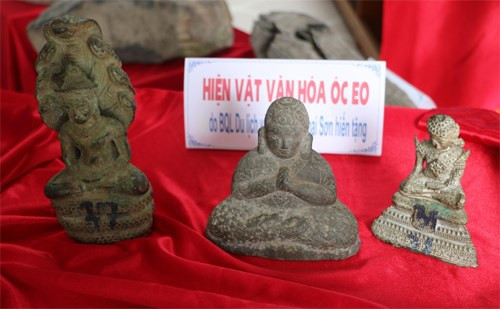 Theo "Bảo tàng Lịch sử", ngoài chữ viết, tôn giáo chính của Phù Nam cũng có nguồn gốc từ Ấn Độ là Phật giáo và Ấn Độ giáo (Bà La Môn).