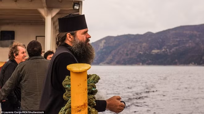 Du khách là nam giới có thể ghé thăm núi Athos và tìm hiểu cuộc sống của các tu sĩ tại vùng đất linh thiêng này.