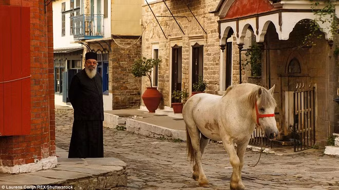 Phụ nữ, trẻ em và động vật giống cái tuyệt đối không được phép đặt chân đến. Theo các chuyên gia, phong tục này có từ hàng nghìn năm trước.