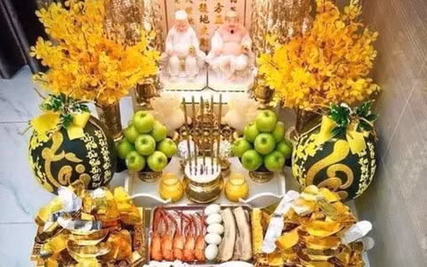 Cúi xin Thần Tài thương xót tín chủ, giáng lâm trước án, chứng giám lòng thành, thụ hưởng lễ vật phù trì tín chủ chúng con an ninh khang thái, vạn sự tốt lành, gia đạo hưng long thịnh vượng, lộc tài tăng tiến, tâm đạo mở mang, sở cầu tất ứng, sở nguyện tòng tâm. Chúng con lễ bạc tâm thành, trước án kính lễ cúi xin được phù hộ độ trì.