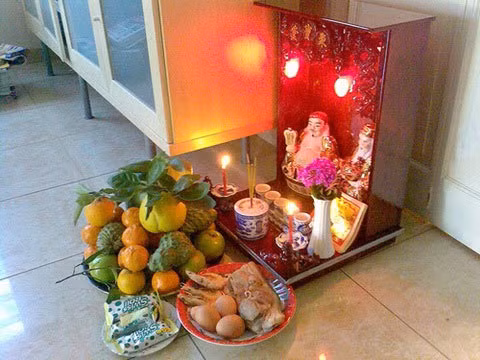 Trên bàn thờ Thần Tài, tượng Thần Tài - Thổ Địa thường được làm bằng sứ và đặt hai bên. Vị trí đặt tượng nhìn từ ngoài vào: tượng Thần Tài bên trái, tượng Thổ Địa bên phải. Tượng Phật Di Lặc thường được đặt bên trên ban thờ Thần Tài.