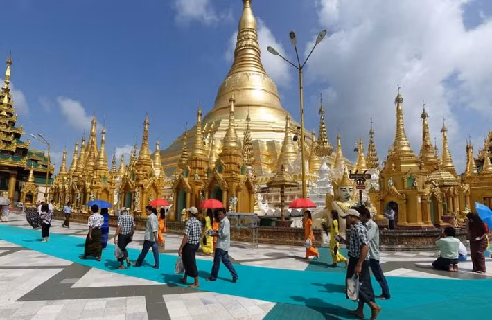 Đặc biệt, chùa Shwedagon lưu giữ 4 báu vật đối với các tín đồ Phật giáo: cây gậy của Phật Câu Lưu Tôn, dụng cụ lọc nước của Phật Câu Na Hàm, mảnh áo của Phật Ca Diếp và 8 sợi tóc của Phật Thích Ca.