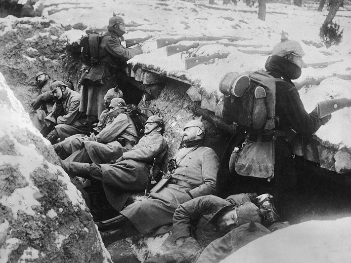 Không ít trường hợp bị nhiễm trùng vết thương do điều kiện sống không đảm bảo trong các chiến hào khiến họ phải cắt cụt chân, tay.