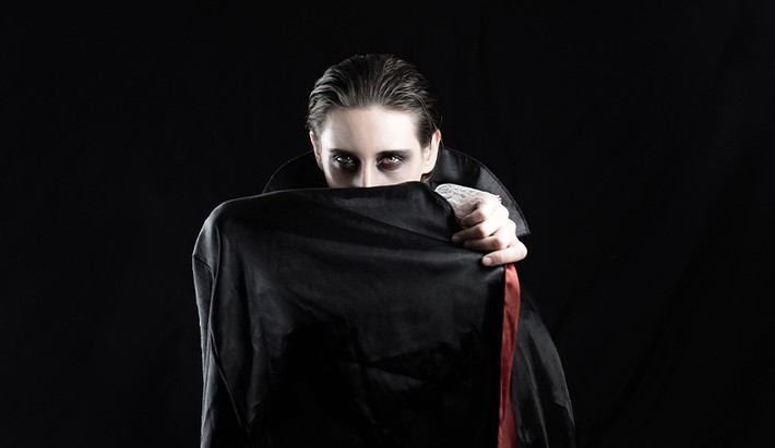 Đàn chó "ma" này đi đến đâu đều sủa ầm ĩ, chói tai. Âm thanh rùng rợn của chúng khiến người dân tỉnh giấc mỗi đêm. Theo đó, họ sống trong thấp thỏm, lo âu sẽ có ngày ma cà rồng và đàn chó "ma" xông vào nhà tấn công các thành viên.