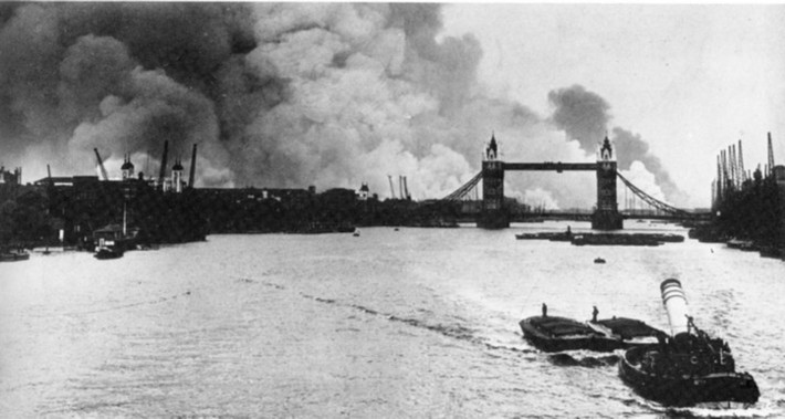 Hàng trăm tàu thuyền chở hàng hóa của Anh và các nước Đồng minh thường xuyên di chuyển qua khu vực sông Thames và những kênh đào, con sông lân cận.