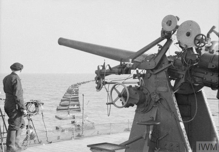 Thêm nữa, giới chức Đức quốc xã còn triển khai một số tàu ngầm tấn công các tàu thuyền của Anh và các nước Đồng minh.