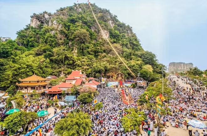 Ngọn Kim Sơn tròn như chiếc chuông khổng lồ úp sấp. Tại núi có chùa Quán Thế Âm, là nơi diễn ra lễ hội Quán Thế Âm - Ngũ Hành Sơn - Non Nước cấp quốc gia, tổ chức vào tháng 2 âm lịch hàng năm.