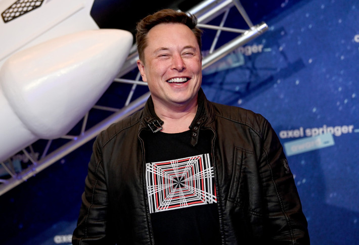 Với những hoạt động kinh doanh thành công, ông Musk từng bước trở thành một trong những tỷ phú hàng đầu thế giới. Vào đầu năm 2020, tài sản của tỷ phú Musk khoảng 27 tỉ USD. Theo cập nhật trên bảng xếp hạng tài sản các tỉ phú của Bloomberg ngày 14/12, CEO SpaceX hiện là người giàu nhất thế giới và giá trị tài sản ròng chính thức là 266 tỉ USD.