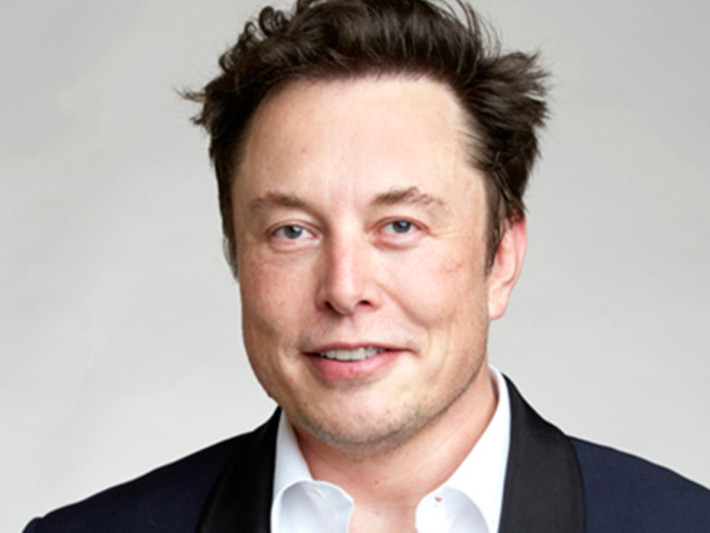 Vào năm 1988, ông Musk chuyển đến Canada để học về vật lý và kinh tế. Bốn năm sau, ông tới Mỹ để học cao hơn, tự trang trải học phí bằng học bổng, các khoản vay và các công việc làm thêm.