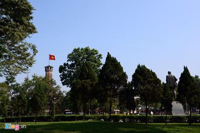  Cột cờ Hà Nội được xây dựng năm 1805, hoàn thành năm 1812 trên phần đất phía Nam của Hoàng thành Thăng Long. Theo "Quốc sử quán triều Nguyễn", công trình này được xây dựng dưới thời vua Gia Long của triều Nguyễn.