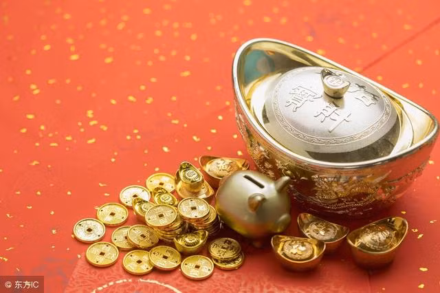 Bất kể tại công sở hay những người khởi nghiệp kinh doanh đều được thuận lợi, gặp hung hóa cát. Đây còn là thời điểm đầu tư, tích lũy được cho tương lai. Họ có thể cân nhắc các hình thức đầu tư như vàng hoặc ngoại tệ.