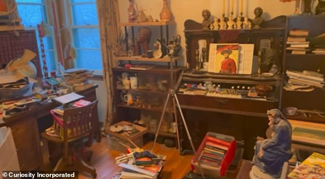 Trong lúc kiểm tra tủ quần áo của bà Madame, anh Alex thấy nhiều trang phục hàng hiệu như áo khoác lông thú, quần áo được thiết kế riêng... Nhiều trang phục trong số đó "tuổi đời" khá lớn.