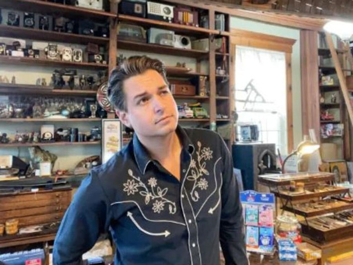 Vào cuối tháng 12/2020, bà Madame qua đời, hưởng thọ 76 tuổi. Để tưởng nhớ người bạn đã mất, anh Alex quyết định bỏ ra 10.000 USD (hơn 240 triệu đồng theo tỷ giá hiện tại) để mua lại toàn bộ đồ đạc trong ngôi nhà của bà.