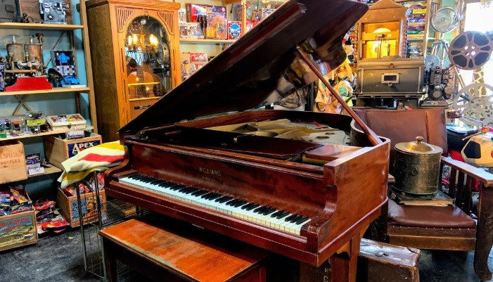 Sau đó, anh Alex tổ chức phiên đấu giá online để bán một số món đồ của bà Madame và thu về 250.000 USD. Theo ước tính của các chuyên gia, nếu bán toàn bộ những đồ đạc, vật dụng của bà Madame, anh Alex có thể kiếm được hàng triệu USD từ kho báu bất ngờ này.