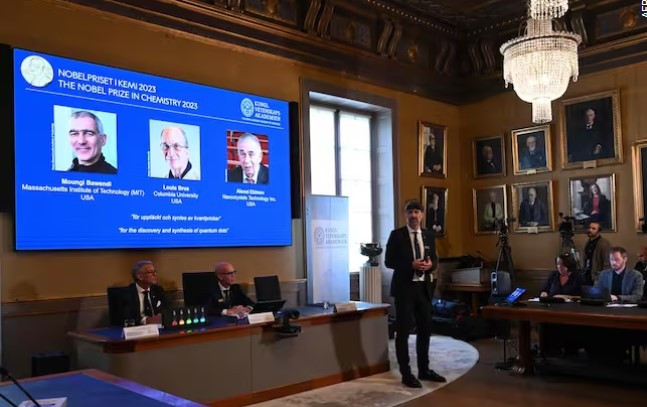 Chấm lượng tử hiện được ứng dụng rộng rãi trong đời sống bao gồm chiếu sáng màn hình máy tính và màn hình tivi dựa trên công nghệ QLED. Chấm lượng tử cũng tạo thêm sắc thái cho ánh sáng của một số đèn LED.