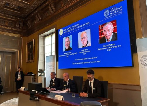 Vài năm sau, ông Brus trở thành nhà khoa học đầu tiên chứng minh được hiệu ứng lượng tử phụ thuộc vào kích thước của các hạt trôi nổi tự do trong chất lỏng.