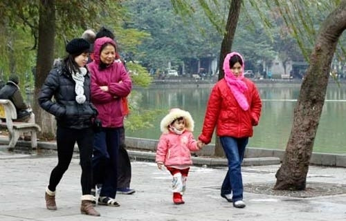 3. Lưng: Lưng là bộ phận chi phối năng lượng dương, nên mặc áo choàng hoặc áo giữ nhiệt để tăng cường giữ ấm cho lưng và bảo vệ năng lượng dương trong cơ thể, ngăn chặn khí lạnh xâm nhập cơ thể.