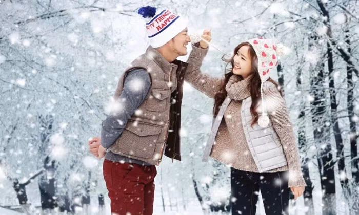 6. Lòng bàn chân: Lòng bàn chân là nơi xa tim nhất và là nơi kết thúc của tuần hoàn, một khi hơi lạnh xâm nhập rất dễ khiến máu lưu thông kém. Chính vì vậy, bạn nên tránh để lòng bàn chân tiếp xúc trực tiếp với đất lạnh; chọn tất ấm, đồng thời ngâm chân trong nước nóng trước khi đi ngủ.