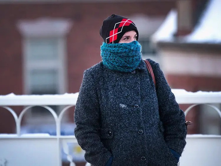 Ngoại trừ lưng, các bộ phận như "cổ, vai, rốn, đầu gối và lòng bàn chân" cũng chi phối hoạt động của cơ thể, một khi bị lạnh sẽ dễ làm tổn thương. Bác sĩ Trần nhấn mạnh, sự xâm nhập của khí lạnh là nguồn gốc của nhiều bệnh tật, phải giữ ấm thì mới có thể tránh được các bệnh do khí lạnh gây ra.