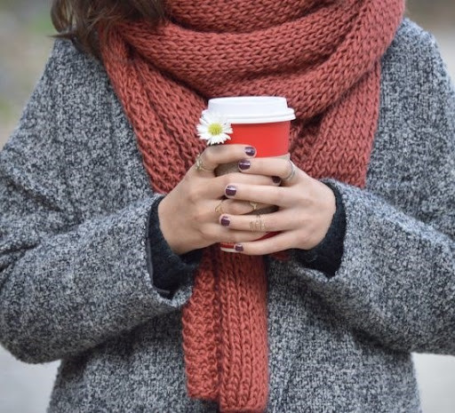 2. Vai: Đây là bộ phận rất dễ đau nhức khi trời lạnh. Vì vậy dù muốn đẹp đến đâu, bạn cũng nên tránh để vai bị hở và nhiễm lạnh. Ra ngoài đường phải mặc áo quấn khăn kín, khi đi ngủ tốt nhất nên đắp chăn bông qua vai để giữ ấm cho vai khi ngủ.