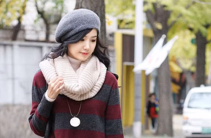 1. Cổ: Trên cổ có các huyệt Phong Trì, đây là cửa ngõ để khí lạnh xâm nhập vào cơ thể. Nơi đây đặc biệt dễ bị lạnh, vì vậy cần giữ ấm. Khi nhiệt độ xuống thấp, phải quàng khăn để chắn gió và khí lạnh.