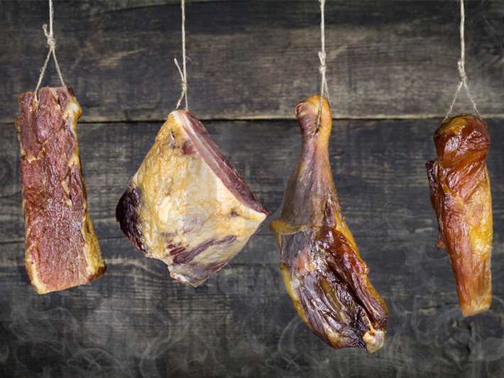 Trong các loại thực phẩm hun khói này, ion natri cũng đặc biệt cao, chẳng hạn như thịt bò khô. Một lát thịt bò khô chứa 400mg ion natri, hai lát xúc xích chứa 600mg natri, cực kỳ không tốt cho huyết áp.