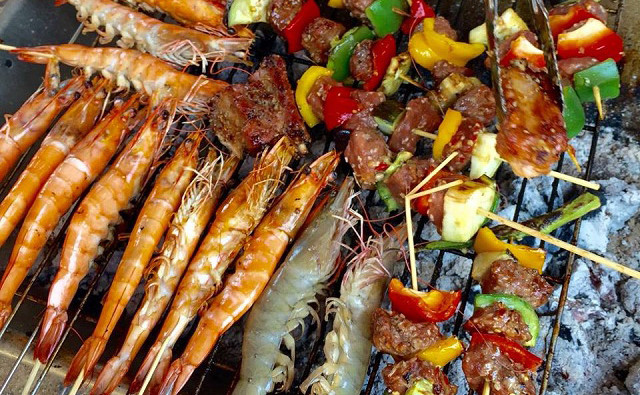 1. Đồ nướng: Nhiều người cho rằng ăn đồ nướng sẽ không ảnh hưởng đến sức khỏe mạch máu, kiến thức này là sai hoàn toàn. Hầu hết các thực phẩm nướng đều chứa nhiều axit béo chuyển hóa, rất có hại cho sức khỏe mạch máu.