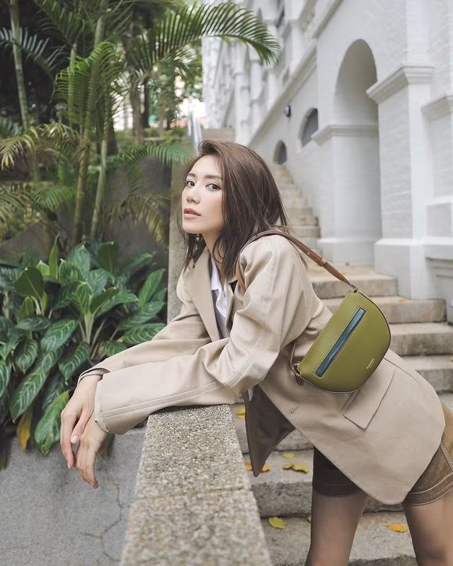 Lần này cô nàng quyết tâm gây chú ý bằng trang phục lệch hoàn toàn với khung cảnh.