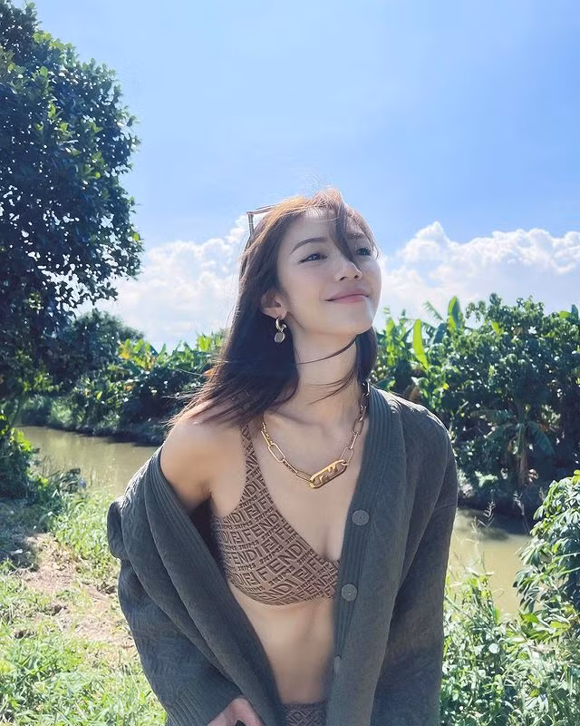 Đa số đều cho rằng địa điểm này thực sự không phù hợp với trang phục mà Nghê Thần Hi diện.