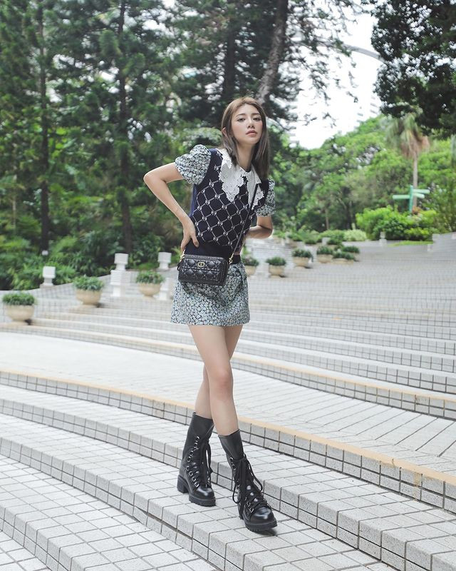 Khi mới 18 tuổi, cô đã đoạt giải Hoa hậu Trung Quốc tại Toronto, đồng thời ẵm luôn giải Người đẹp Tài năng và Thí sinh có hình thể đẹp nhất.