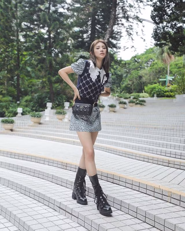 Khi mới 18 tuổi, cô đã đoạt giải Hoa hậu Trung Quốc tại Toronto, đồng thời ẵm luôn giải Người đẹp Tài năng và Thí sinh có hình thể đẹp nhất.