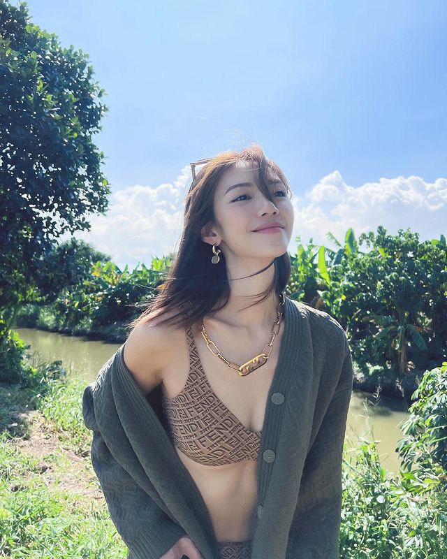 Đa số đều cho rằng địa điểm này thực sự không phù hợp với trang phục mà Nghê Thần Hi diện.