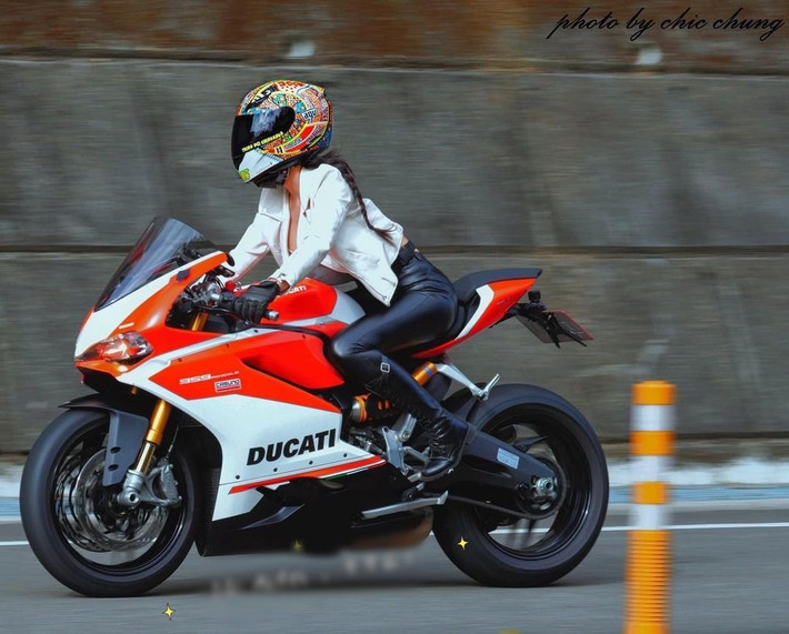 Đôi mắt to, khuôn miệng chúm chím như hoa anh đào và thân hình bốc lửa của hot girl Ngải Phi khiến cô nàng cực đông người hâm mộ.