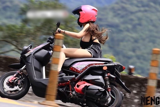 Sở thích chơi xe phân khối lớn cũng khiến Ngải Phi trở nên nổi bật giữa cả rừng hot girl gợi cảm.