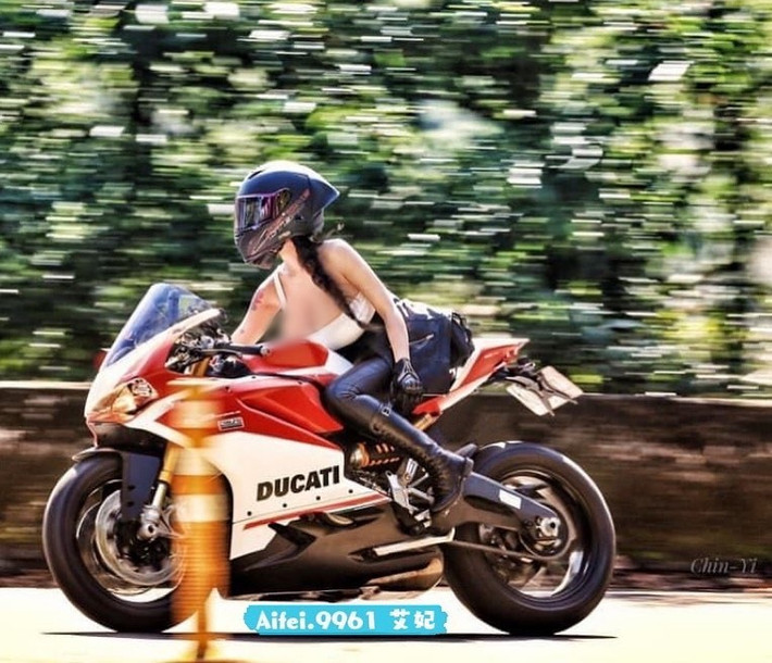 Thế nhưng, cũng không ít lần, hot girl nóng bỏng lại chỉ diện những chiếc áo hở hang chẳng khác gì áo tắm hay nội y và chiếc quần short ngắn hết mức có thể.