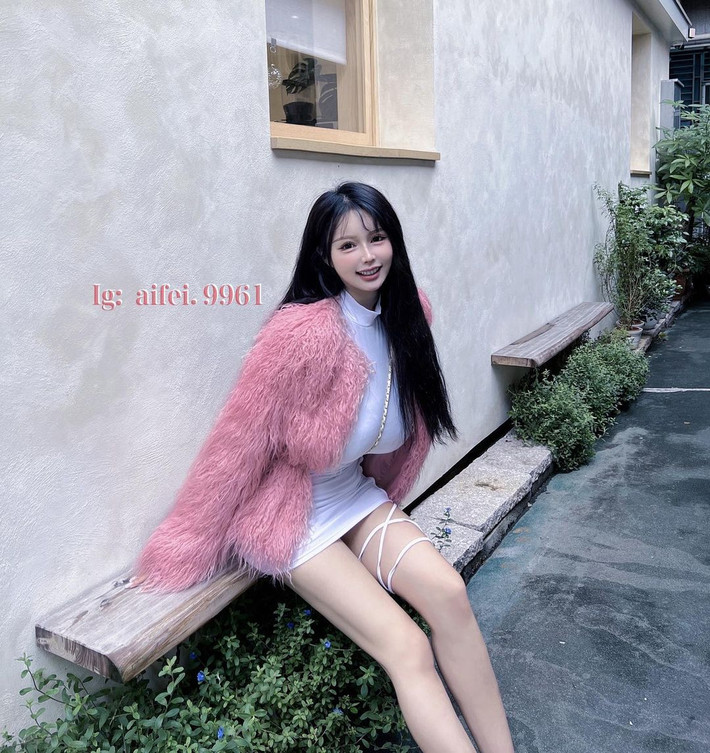 Hành động cố tình ăn mặc hở hang, thiếu vải của hot girl Ngải Phi chẳng khác nào cố tình gây sốc, thu hút sự chú ý.