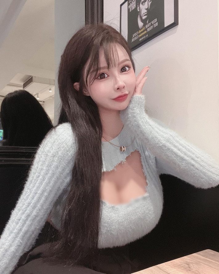 Tuy nhiên, phong cách thời trang của cô nàng lại quá gợi cảm, gây tranh cãi, thậm chí nhiều lần Ngải Phi phải nhận chỉ trích.