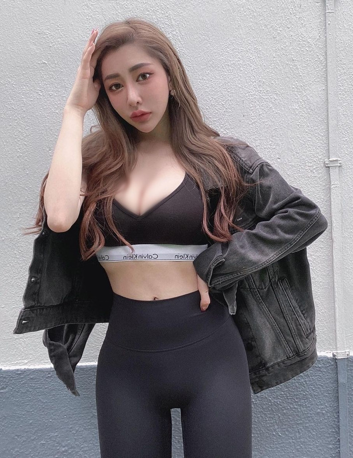 Chính vì vậy, các fan hâm mộ của Nini còn gọi cô nàng là mỹ nhân ngành bất động sản hay hot girl bất động sản.